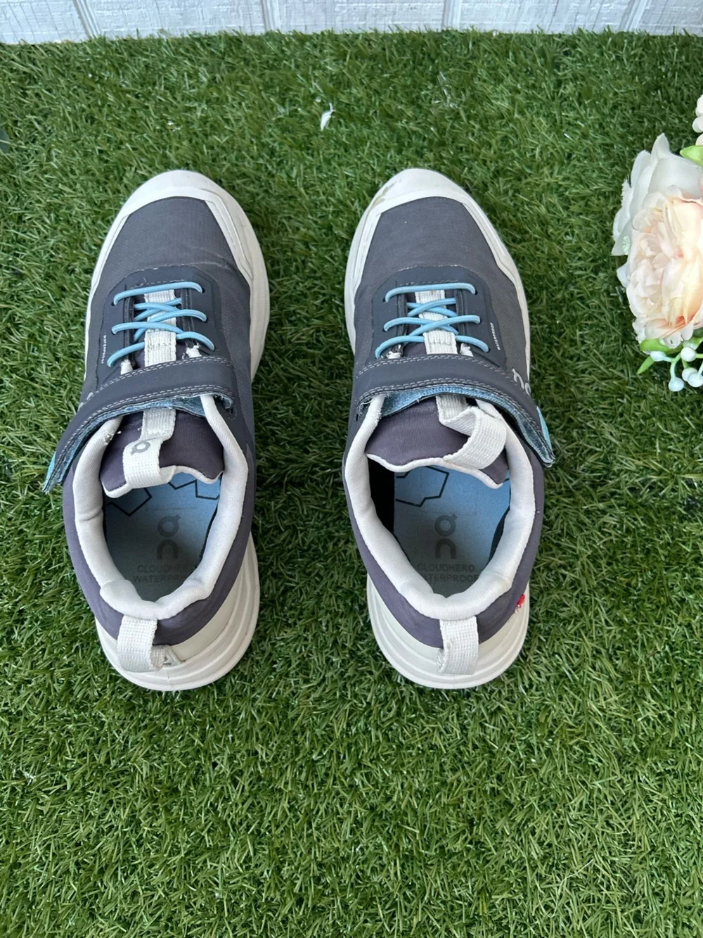On Running Cloudhero Kids Waterproof Eclipse | Pearl size 2.5 preowned